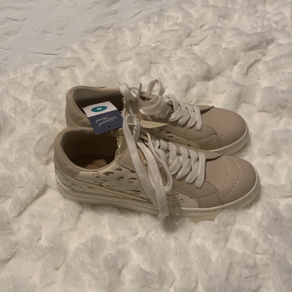 Universal Thread sneakers - Picture 2 of 3